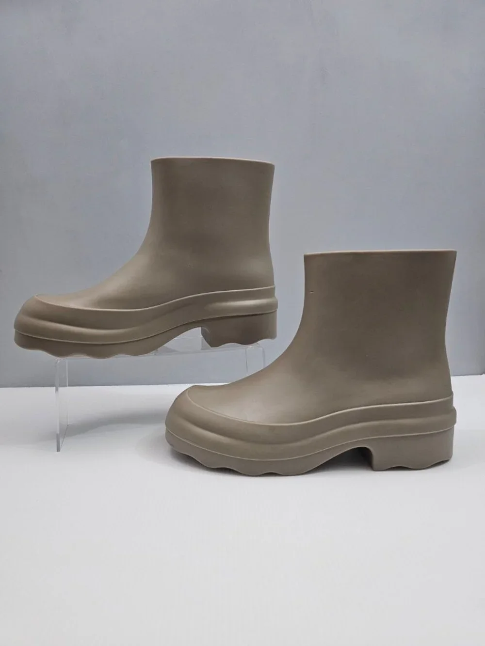 Vince Nia Water Resistant Rain Boots Womens 10 Beige Taupe Platform Ankle Boot